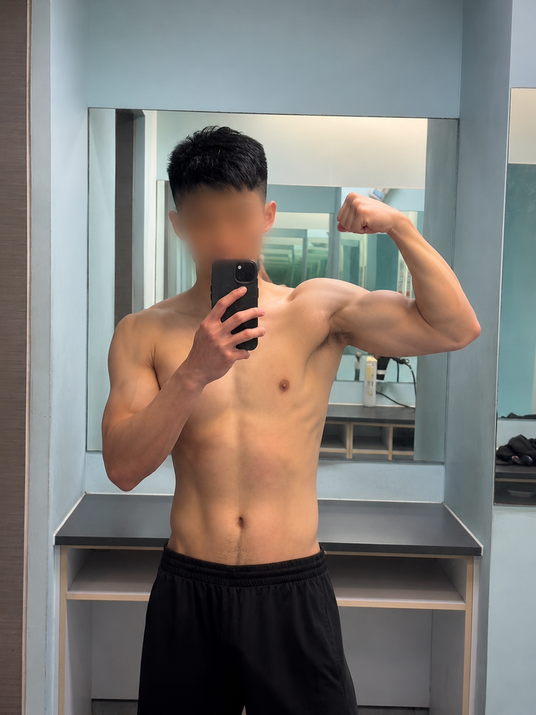 睿 男按摩師形象 1 / 2