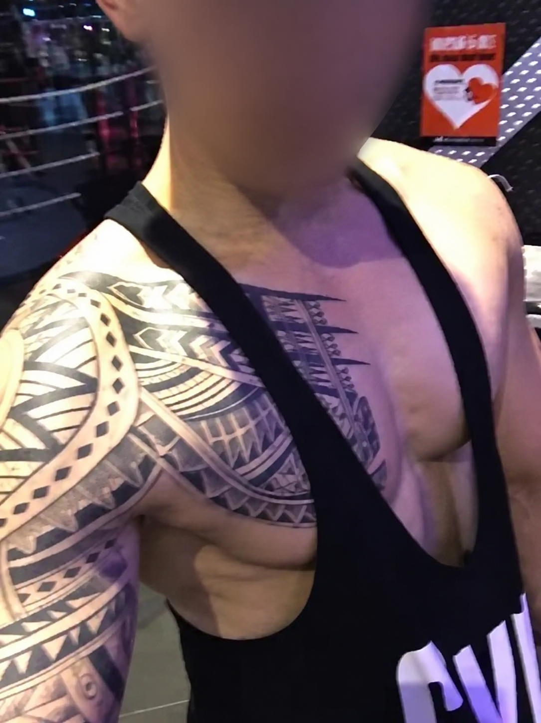 猛 男按摩師形象 1 / 2